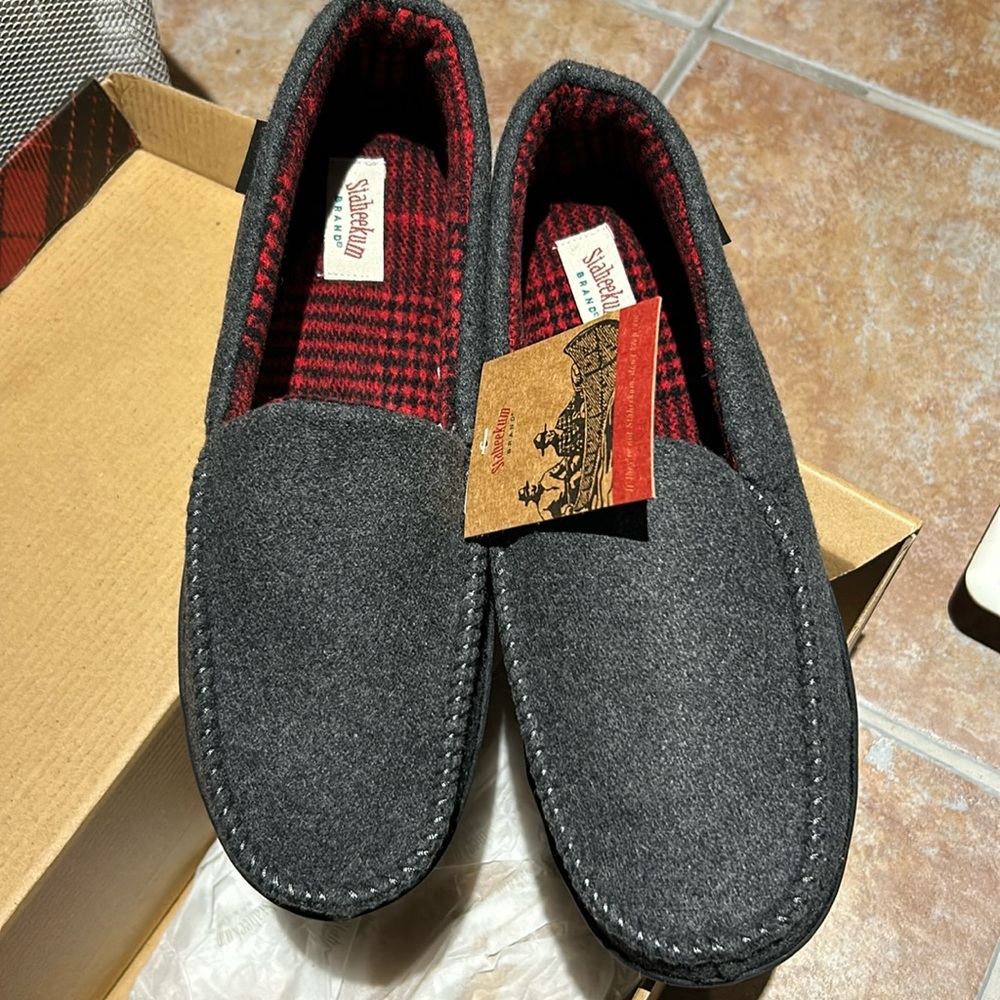 New Staheekum men’s Slippers Size 9